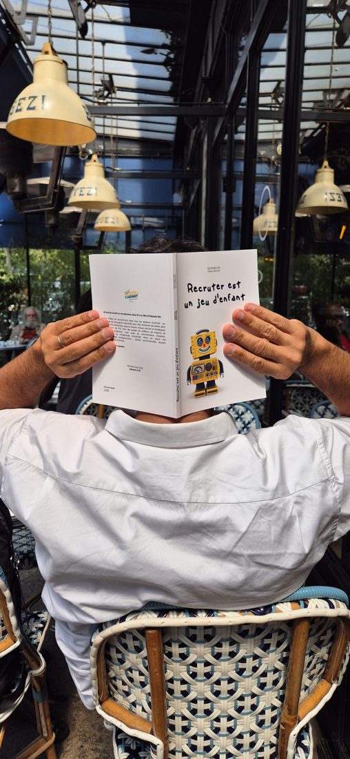 Un lecteur en terrasse avec le livre